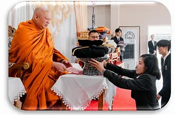 นายกสภามหาวิทยาลัยพะเยา และกรรมการสภามหาวิทยาลัยผู้ทรงคุณวุฒิ เข้าร่วมพิธีแสดงมุทิตาจิต แด่ พระไพศาลประชาทร วิ. (พระอาจารย์พบโชค ติสฺสวํโส) ในโอกาส มหาวิทยาลัยพะเยาถวายปริญญาปรัชญาดุษฎีบัณฑิตกิตติมศักดิ์ สาขาวิชานิติศาสตร์ ประจำปีการศึกษา 2566