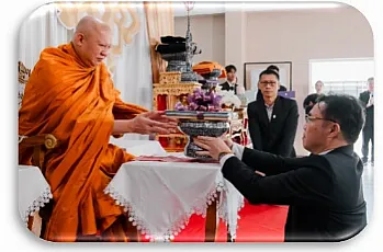 นายกสภามหาวิทยาลัยพะเยา และกรรมการสภามหาวิทยาลัยผู้ทรงคุณวุฒิ เข้าร่วมพิธีแสดงมุทิตาจิต แด่ พระไพศาลประชาทร วิ. (พระอาจารย์พบโชค ติสฺสวํโส) ในโอกาส มหาวิทยาลัยพะเยาถวายปริญญาปรัชญาดุษฎีบัณฑิตกิตติมศักดิ์ สาขาวิชานิติศาสตร์ ประจำปีการศึกษา 2566