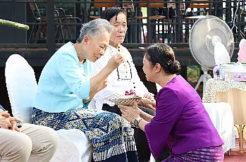 ผู้อำนวยการสำนักงานสภามหาวิทยาลัยพะเยา พร้อมด้วยบุคลากรสำนักงานสภามหาวิทยาลัยพะเยา เข้าร่วมงาน “ประเพณีสระเกล้าดำหัวอธิการบดีและผู้อาวุโส เนื่องในเทศกาลสงกรานต์มหาวิทยาลัยพะเยา ประจำปี 2568”
