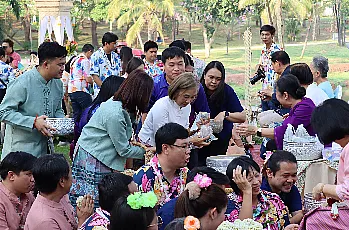ผู้อำนวยการสำนักงานสภามหาวิทยาลัยพะเยา พร้อมด้วยบุคลากรสำนักงานสภามหาวิทยาลัยพะเยา เข้าร่วมงาน “ประเพณีสระเกล้าดำหัวอธิการบดีและผู้อาวุโส เนื่องในเทศกาลสงกรานต์มหาวิทยาลัยพะเยา ประจำปี 2568”
