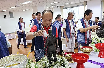 พิธีสระเกล้าดำหัวนายกสภามหาวิทยาลัยพะเยาและกรรมการสภามหาวิทยาลัยผู้ทรงคุณวุฒิ เนื่องในเทศกาลสงกรานต์