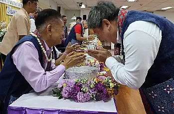 พิธีสระเกล้าดำหัวนายกสภามหาวิทยาลัยพะเยาและกรรมการสภามหาวิทยาลัยผู้ทรงคุณวุฒิ เนื่องในเทศกาลสงกรานต์