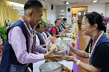 พิธีสระเกล้าดำหัวนายกสภามหาวิทยาลัยพะเยาและกรรมการสภามหาวิทยาลัยผู้ทรงคุณวุฒิ เนื่องในเทศกาลสงกรานต์