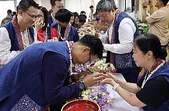 พิธีสระเกล้าดำหัวนายกสภามหาวิทยาลัยพะเยาและกรรมการสภามหาวิทยาลัยผู้ทรงคุณวุฒิ เนื่องในเทศกาลสงกรานต์