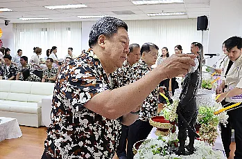 พิธีสระเกล้าดำหัวนายกสภามหาวิทยาลัยพะเยาและกรรมการสภามหาวิทยาลัยผู้ทรงคุณวุฒิ เนื่องในเทศกาลสงกรานต์