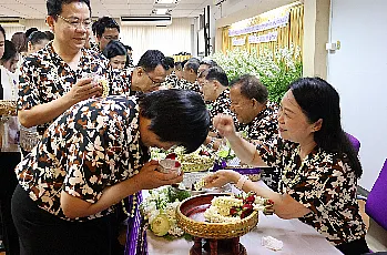 พิธีสระเกล้าดำหัวนายกสภามหาวิทยาลัยพะเยาและกรรมการสภามหาวิทยาลัยผู้ทรงคุณวุฒิ เนื่องในเทศกาลสงกรานต์