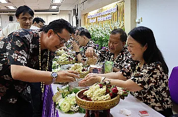 พิธีสระเกล้าดำหัวนายกสภามหาวิทยาลัยพะเยาและกรรมการสภามหาวิทยาลัยผู้ทรงคุณวุฒิ เนื่องในเทศกาลสงกรานต์