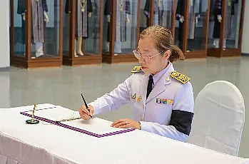 ผู้อำนวยการสำนักงานสภามหาวิทยาลัยพะเยาเข้าร่วมพิธีลงนามถวายพระพรชัยมงคล สมเด็จพระนางเจ้าสุทิดา พัชรสุธาพิมลลักษณ พระบรมราชินี เนื่องในโอกาสวันเฉลิมพระชนมพรรษา วันที่ 3 มิถุนายน  
